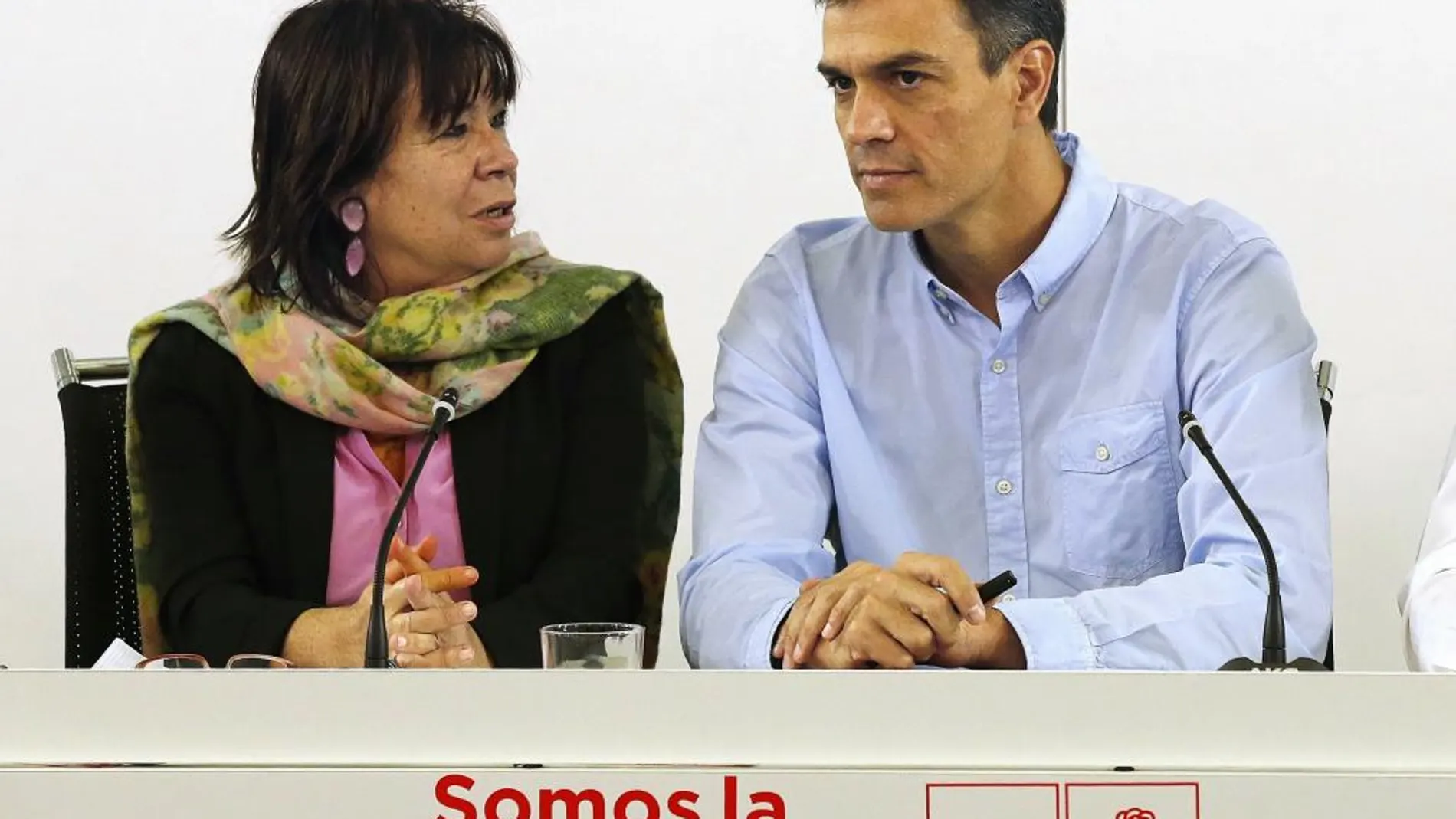 El secretario general del PSOE, Pedro Sánchez (d), junto a la presidenta del partido, Cristina Narbona (i), d el pasado lunes