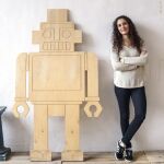 La ingeniera electrónica Nerea de la Riva, de 25 años y natural de Alcalá de Henares (Madrid), tetracampeona del mundo de robots futbolistas, posa junto a la figura de un robot