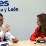 El presidente Alfonso Fernández Mañueco, conversa con la coordinadora del programa electoral del PP, Silvia Clemente