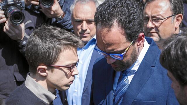Íñigo Errejón y Antonio Hernando conversan brevemente tras el minuto de silencio, ayer, en el Congreso