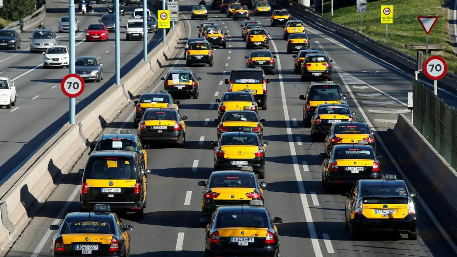 «Marcha lenta» de los taxistas que ha colapsado Barcelona