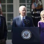 El vicepresidente de EE.UU., Joseph Biden, en la Casa Blanca acompañado de Barack Obama, y de su esposa, Jill Biden