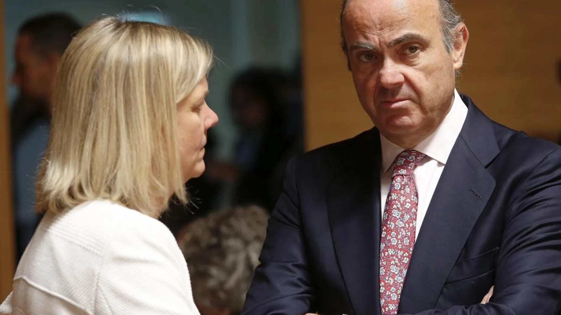 El ministro español de Economía en funciones, Luis de Guindos, conversa con la ministra sueca de Finanzas, Magdalena Andersson