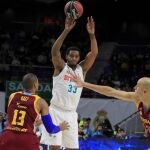 El ala pívot norteamericano del Real Madrid Trey Thompkins, con el balón ante los jugadores del Herbalife Gran Canaria