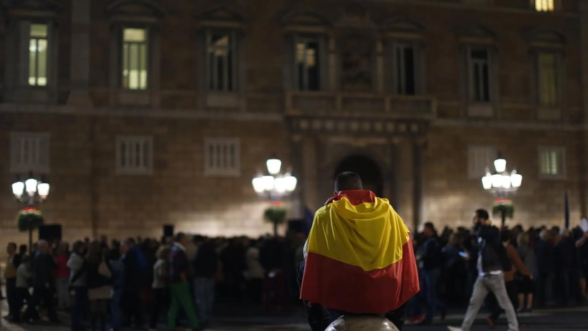 La plataforma civil catalana concentró a miles de personas frente al Palau de la Generalitat en contra de la propuesta de resolución parlamentaria que aboga por la ruptura con España