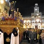 El «Cristo de los Gitanos» procesionó hasta la Puerta del Sol y volvió a la Plaza del Carmen