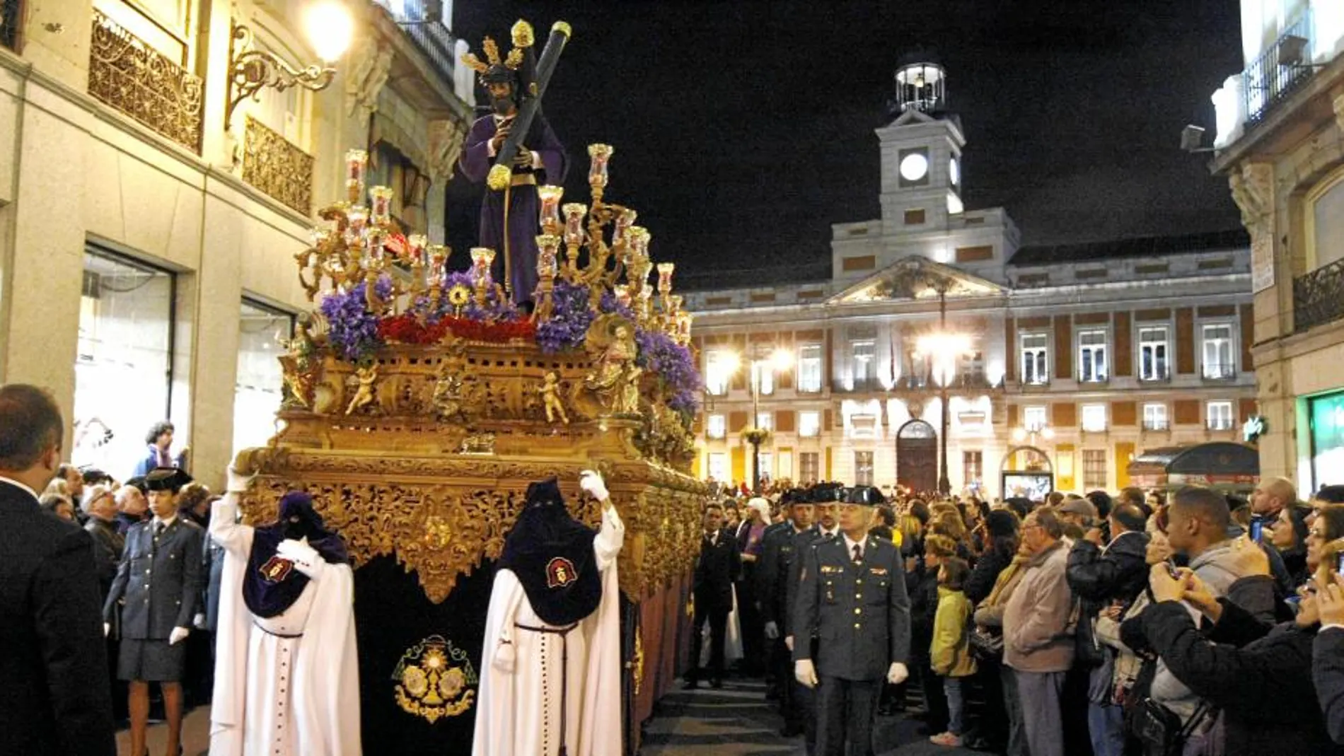 El «Cristo de los Gitanos» procesionó hasta la Puerta del Sol y volvió a la Plaza del Carmen