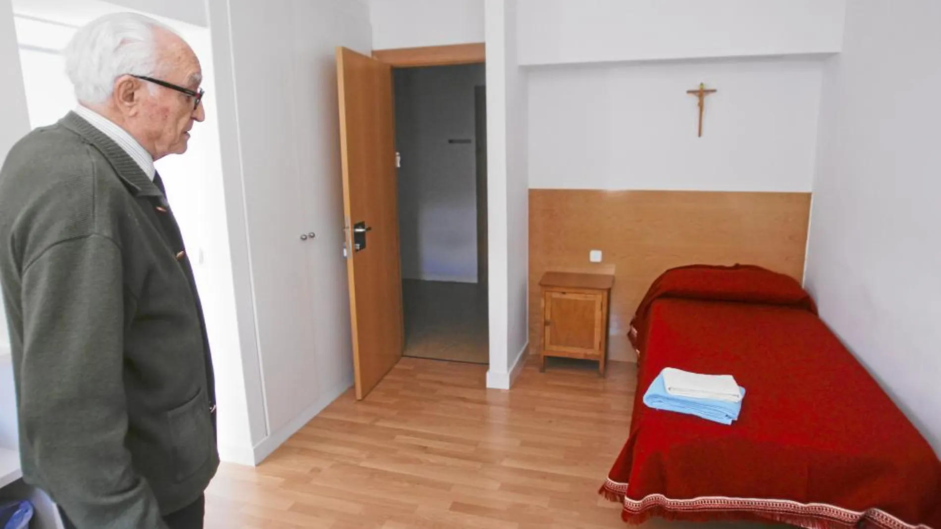 Estancias para una vida de recogimiento. El hermano Amancio mostró con orgullo las estancias de la residencia y habitaciones donde pudo haber dormido el Papa. Ubicadas en la misma cuarta planta de entonces, mantienen también el tamaño modesto de aquellos años.