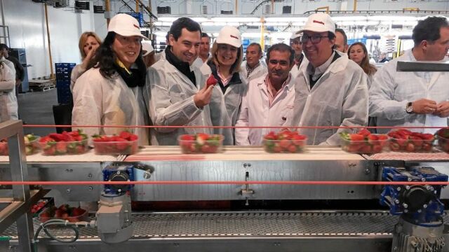 Moreno visitó ayer una cooperativa en Bonares, Huelva, junto a otros dirigentes populares