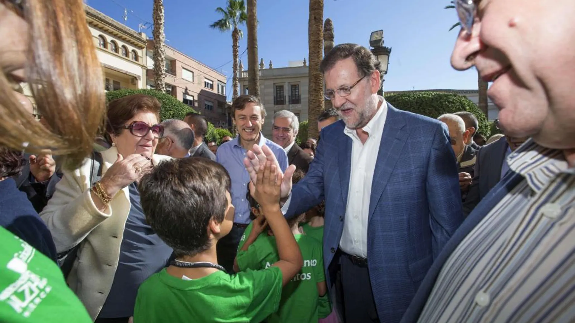 Mariano Rajoy con el portavoz del PP en el Congreso Rafael Hernando durante la visita que ha realizado a Huércal-Overa