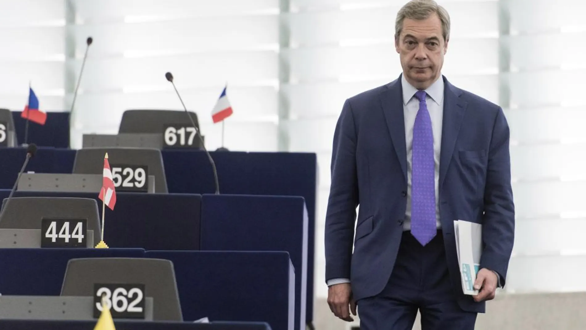 El europarlamentario del partido UKIP Nigel Farage a su llegada a una sesión del Parlamento Europeo en Estrasburgo (Francia) hoy