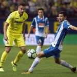 El defensa del Espanyol Aaron Martin pelea un balón con el defensa del Villarreal Mario en partido de la sexta jornada de liga en Primera División