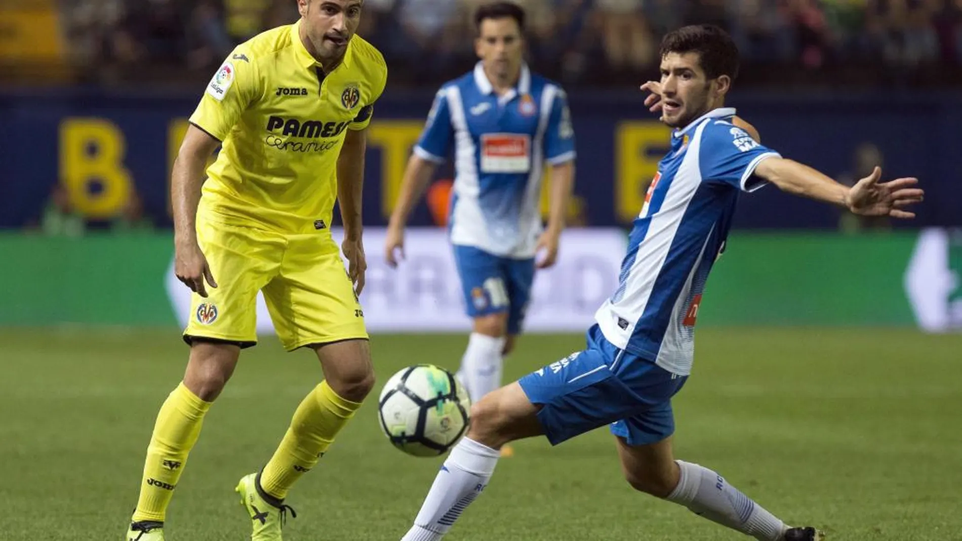 El defensa del Espanyol Aaron Martin pelea un balón con el defensa del Villarreal Mario en partido de la sexta jornada de liga en Primera División