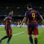 Los jugadores del FC Barcelona, el brasileño Neymar (i) y el uruguayo Luis Alberto Suárez, celebran un gol del equipo blaugrana