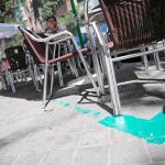 Los operarios municipales pintan desde el jueves las aceras para delimitar el espacio de las terrazas, según la licencia de cada local