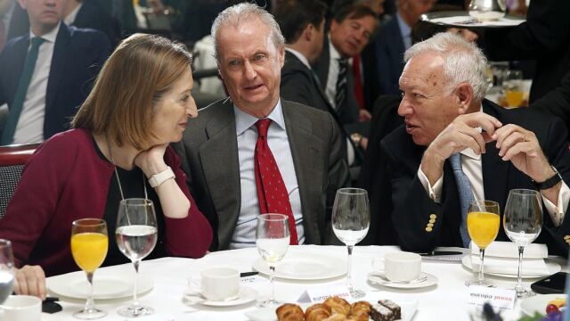 Los ministros de Fomento, Ana Pastor; de Defensa, Pedro Morenés; y de Asuntos Exteriores, José Manuel García-Margallo, en un desayuno informativo