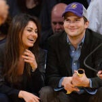 La hija de Ashton Kutcher y Mila Kunis bebe vino con apenas tres años