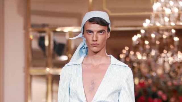 Los diseños de Palomo Spain impactaron por su carácter revulsivo con prendas aparentemente para mujeres que llevan hombres.