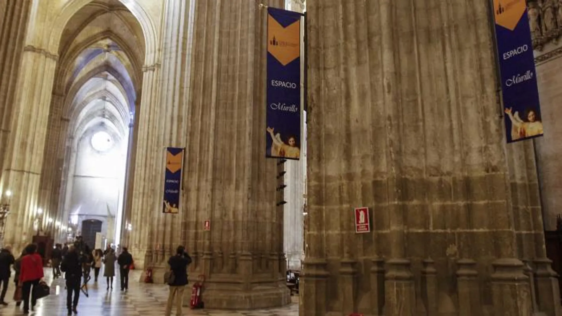 Las naves de la Catedral lucen banderolas alusivas a la exposición, abierta hasta el 8 de diciembre de 2018