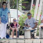 Doña Sofía, junto a sus nietos Irene y Juan, en presencia del monitor de «wakeboard» en Palma de Mallorca