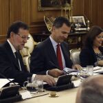 El Rey ha presidido hoy en la Zarzuela la primera reunión del patronato de la Fundación Centro Memorial Víctimas del Terrorismo. En la imagen, junto al presidente del Gobierno, Mariano Rajoy, y la vicepresidenta Soraya Sáenz de Santamaría