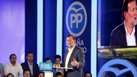 El presidente del Gobierno y candidato a la reelección por el PP, Mariano Rajoy, durante el mitin que celebró en La Coruña tras ser agredido por un joven.