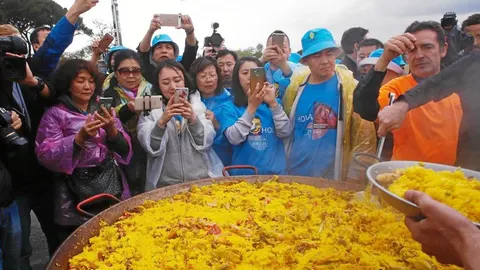 3.000 raciones. Tras la mañana taurina y flamenca a los pies de la Sierra, los visitantes asiáticos repusieron fuerzas por la tarde con el plato más típico de nuestro país