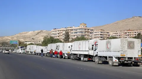 El convoy de camiones con ayuda se dirige a Muadamiya, cerca de Damasco