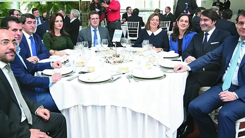 Luis Rey, Luis Tudanca, Pablo Lago, Silvia Clemente, José Luis Ulibarri, Milagros Marcos, Adriana Ulibarri, Juan Carlos Suárez-Quiñones y Alfonso Fernández Mañueco, en la clausura del Congreso «Somos Castilla y León», organizado por «El Mundo Diario de Castilla y León»