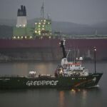 El "Arctic Sunrise"durante su salida del puerto de Múrmansk (Rusia) tras anularse su embargo