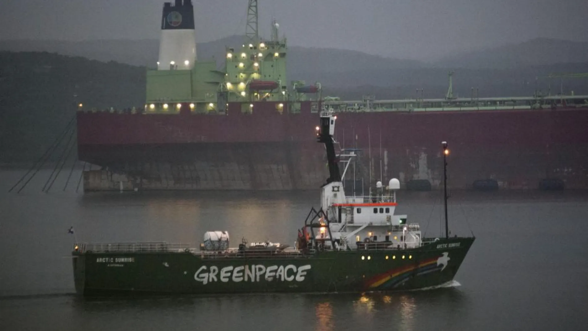 El "Arctic Sunrise"durante su salida del puerto de Múrmansk (Rusia) tras anularse su embargo