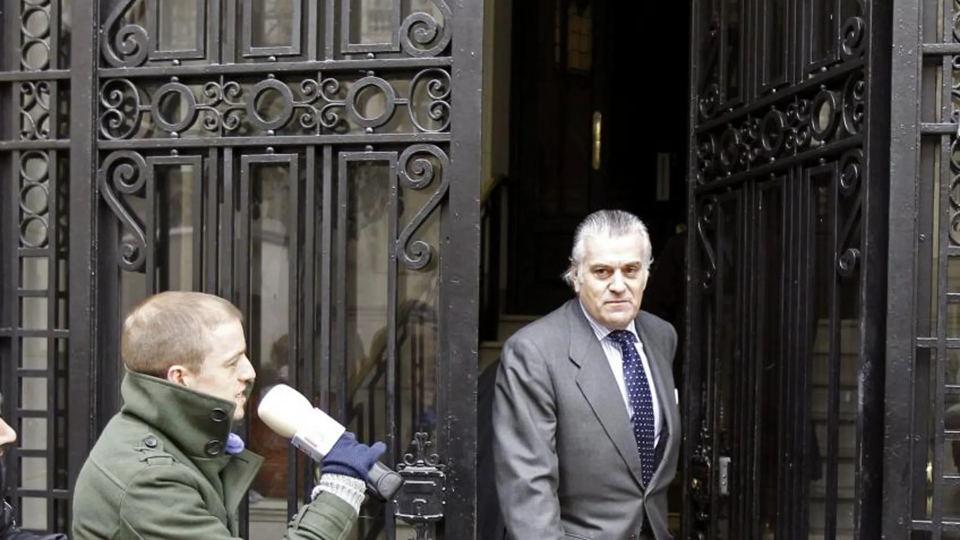 El extesorero del Partido Popular Luis Bárcenas, a su salida esta tarde de su domicilio entre numerosos informadores