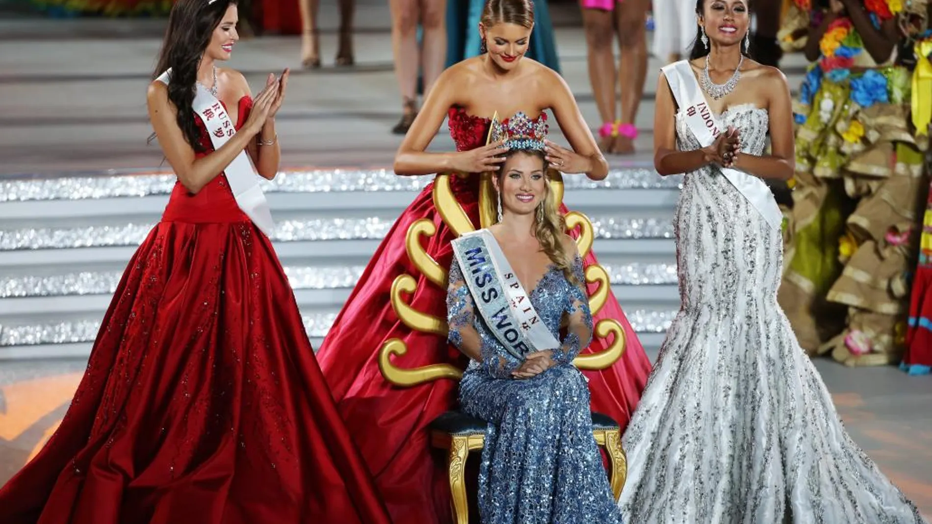 La vencedora de la edición de 2014, la sudafricana Rolene Strauss, coloca la corona de Miss Mundo a la española