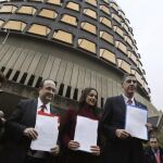 Los portavoces en el Parlament de Ciudadanos, Inés Arrimadas (c), el PSC, Miquel Iceta (i), y el Partido Popular, Xavier García Albiol (d), presentan ante el Tribunal Constitucional los recursos de amparo