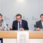 El consejero de la Presidencia, José Antonio de Santiago-Juárez, junto a María de Diego y Luis Miguel González