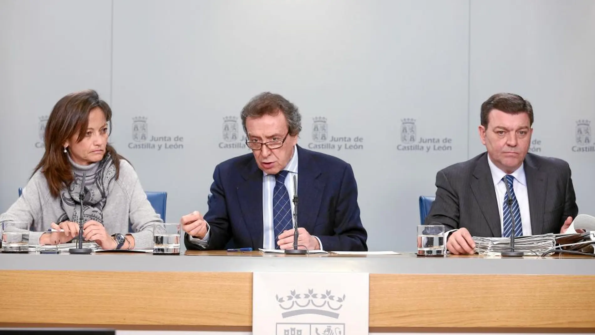 El consejero de la Presidencia, José Antonio de Santiago-Juárez, junto a María de Diego y Luis Miguel González