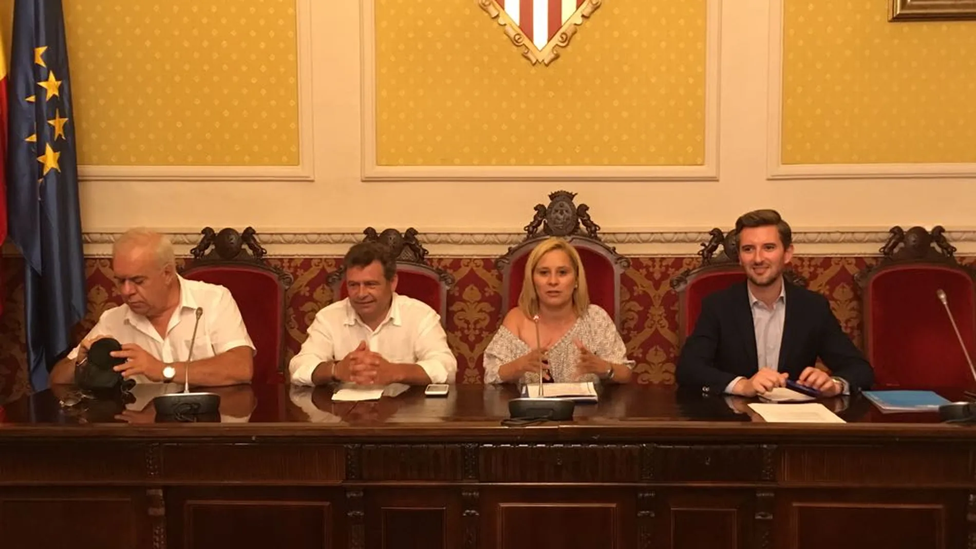Mari Carmen Contelles junto a Victor Soler y los portavoces del PP en los ayuntamientos de Cullera, Manuel López y Sueca y José Luis Ribera