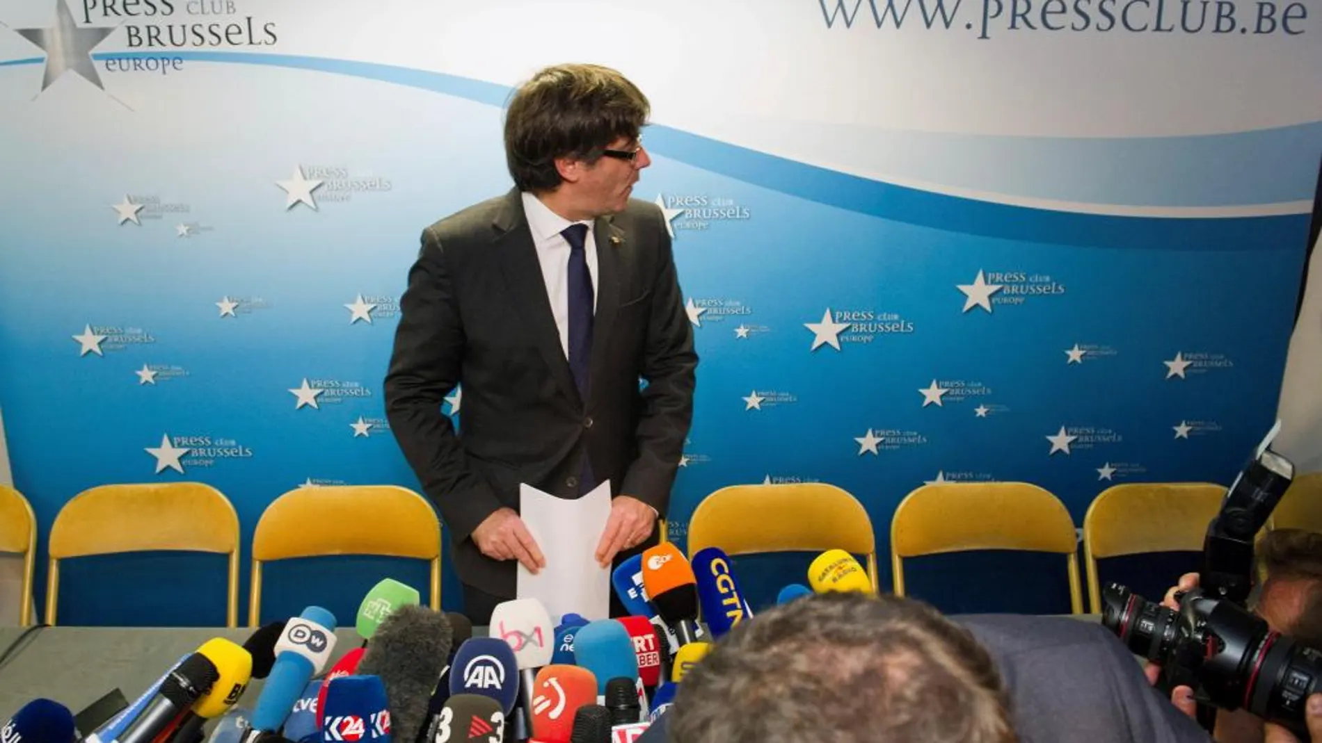 Puigdemont, a su llegada a la rueda de prensa que ha ofrecido hoy en el 'Press Club Brussels'. EFE/ Horst Wagner