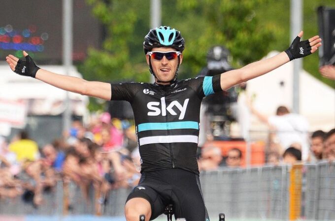 El ciclista español Mikel Nieve, del equipo Sky, cruza la meta para ganar la 13ª etapa del Giro de Italia