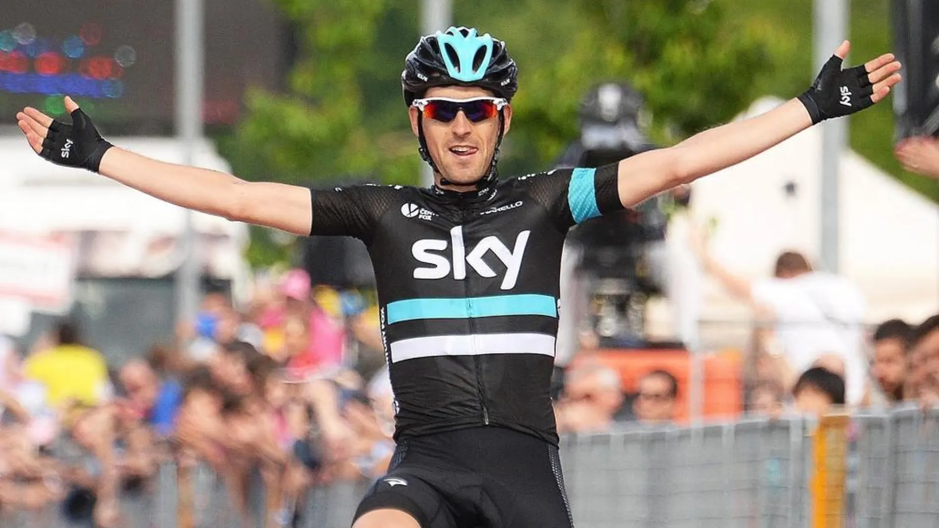 El ciclista español Mikel Nieve, del equipo Sky, cruza la meta para ganar la 13ª etapa del Giro de Italia