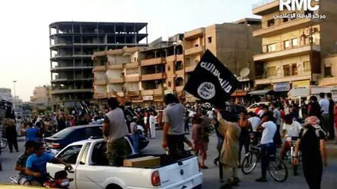 Imagen de 2014 de miembros del Estado Islámico en Al Raqa