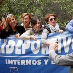El presidente del Gobierno, Mariano Rajoy, saluda a un grupo de simpatizantes ayer en Málaga