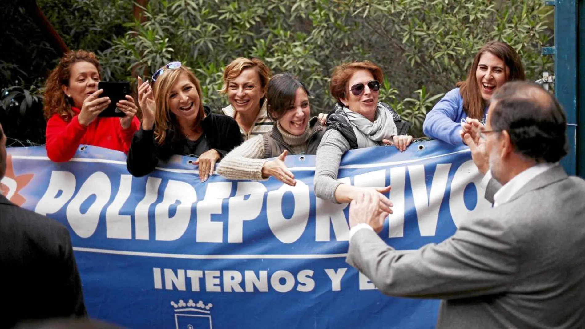 El presidente del Gobierno, Mariano Rajoy, saluda a un grupo de simpatizantes ayer en Málaga