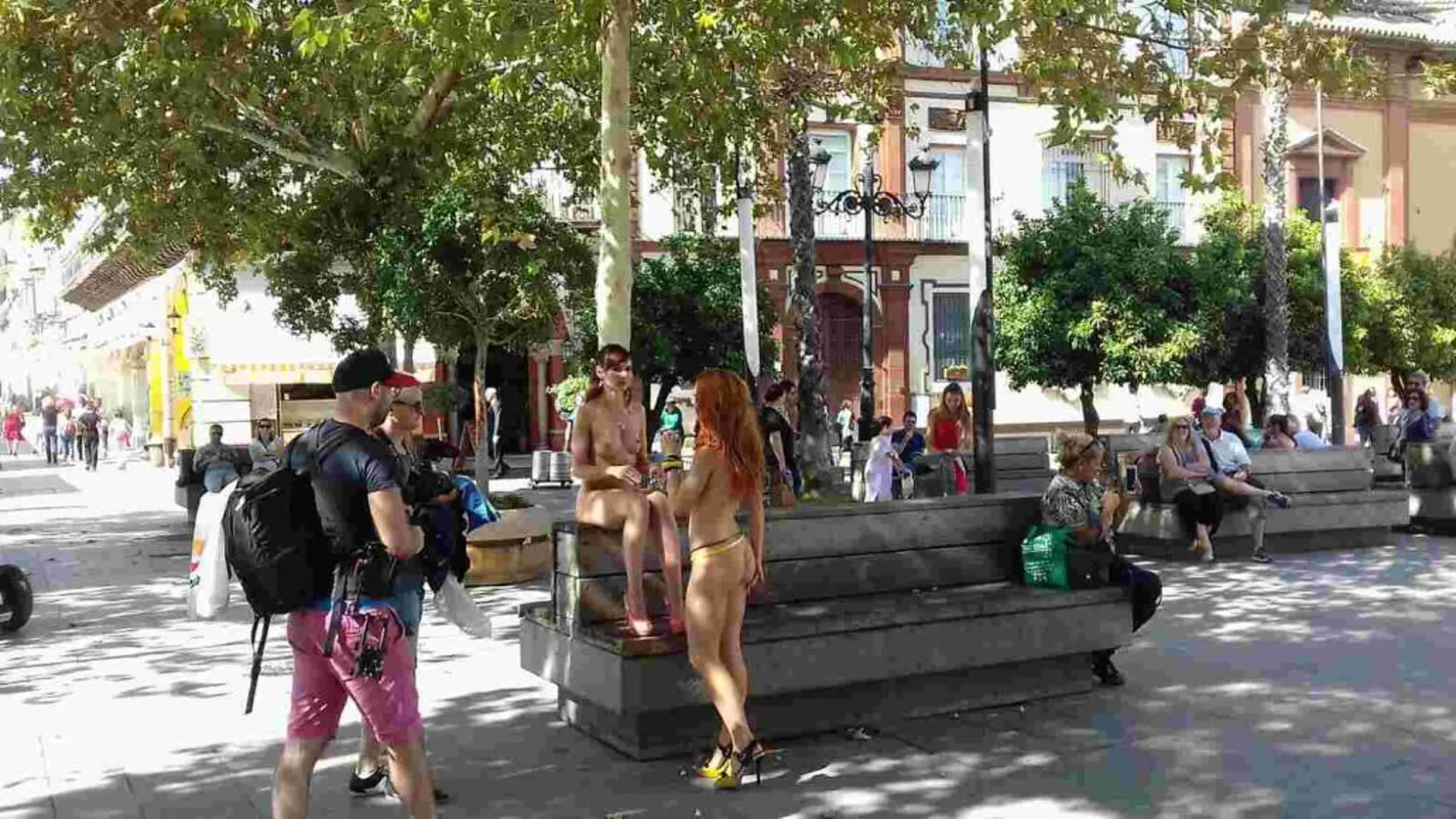Las dos jóvenes desnudas, junto a un cámara, en el entorno de la Puerta de Jerez