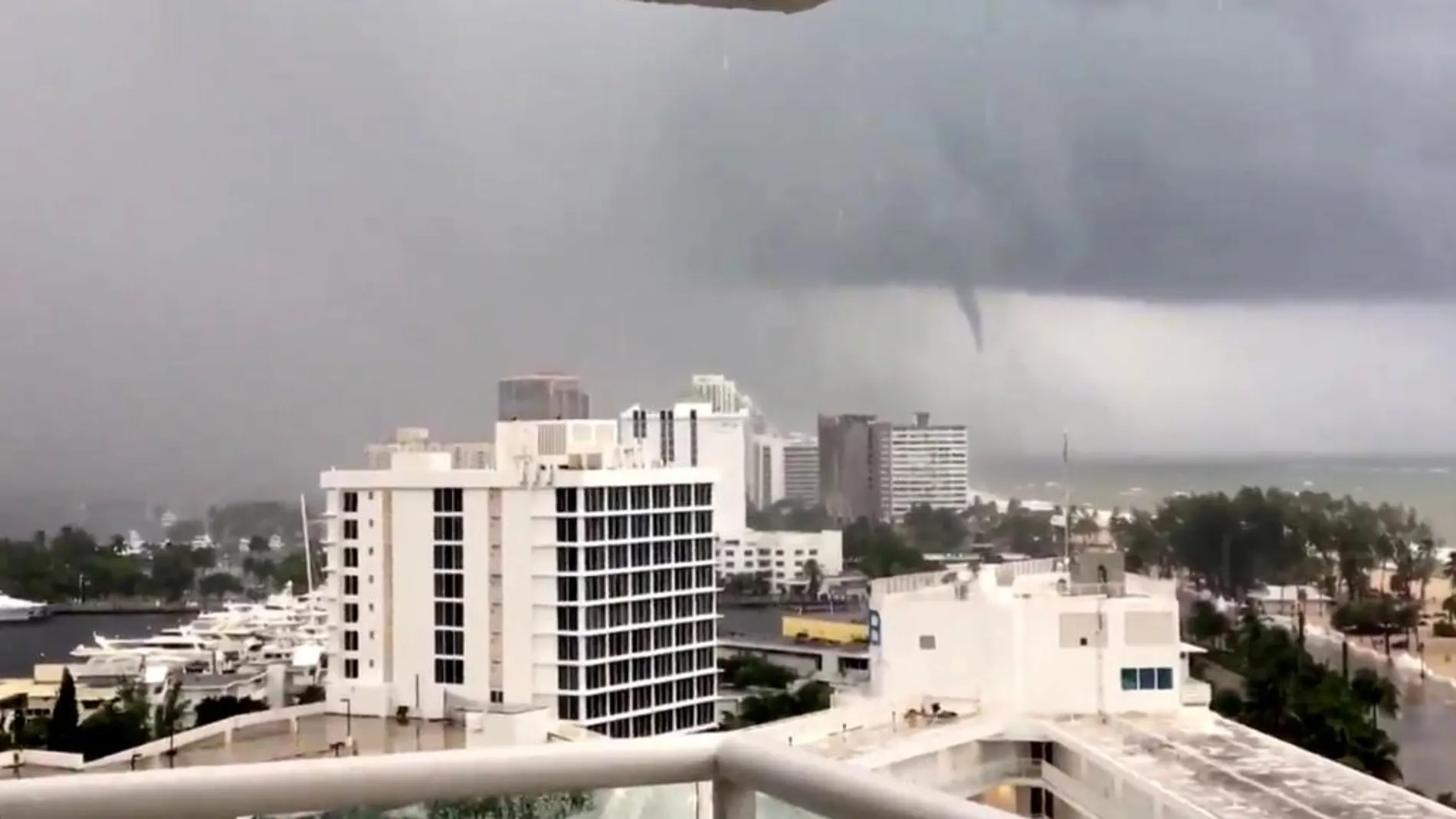 Un tornado se forma en el mar en la costa de Florida