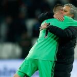 Mourinho abraza a De Gea durante un partido con el Manchester United