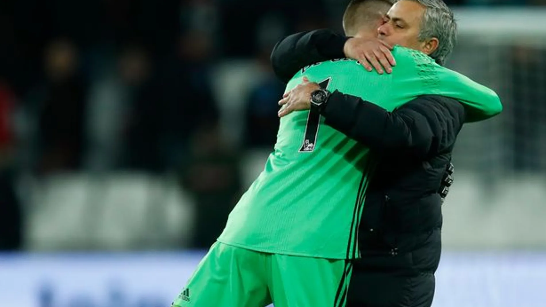 Mourinho abraza a De Gea durante un partido con el Manchester United