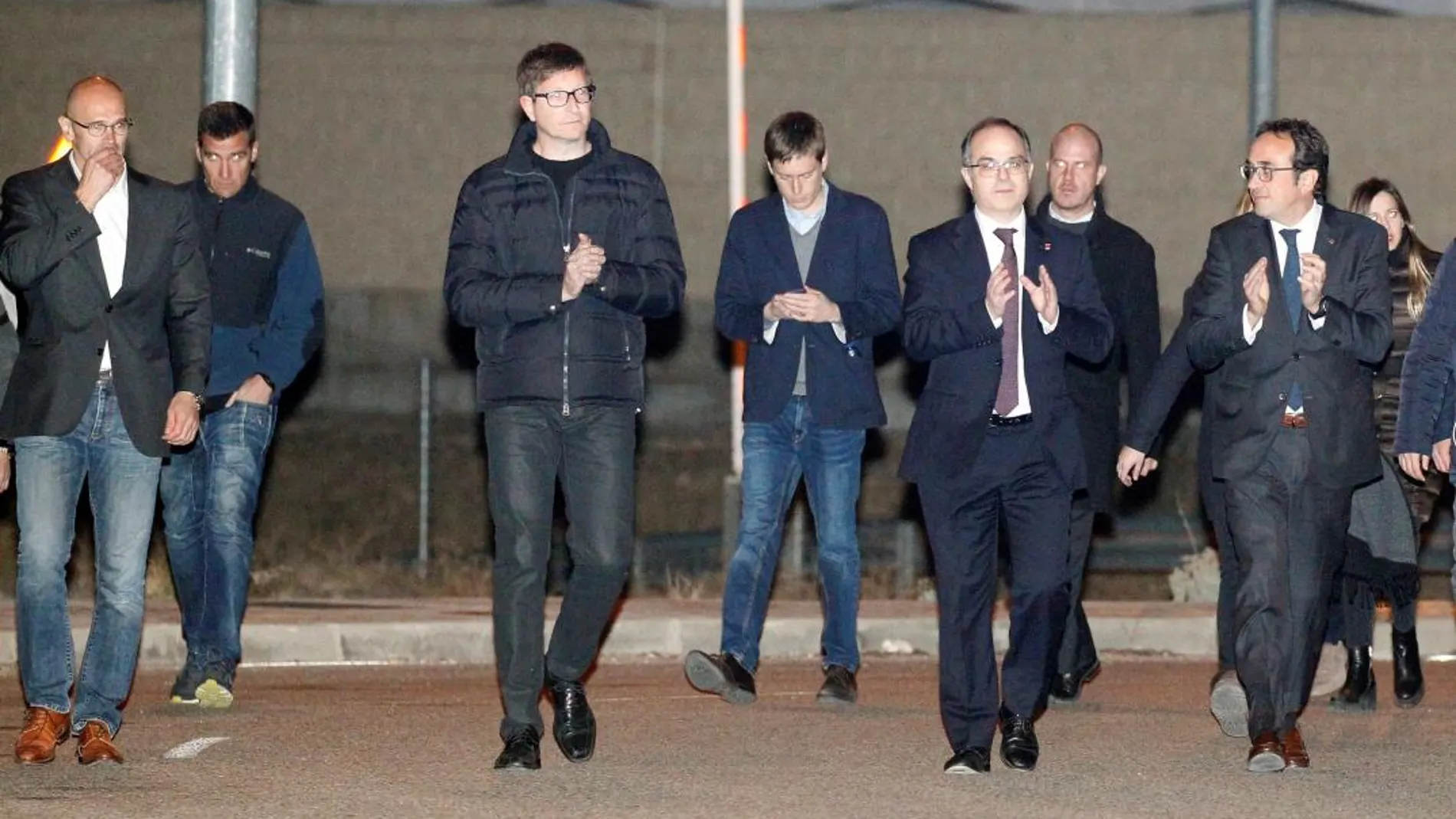 Raül Romeva (i), Carles Mundó (2i), Jordi Turull (2d), y Josep Rull (d), a su salida de la prisión de Estremera (Madrid). Efe