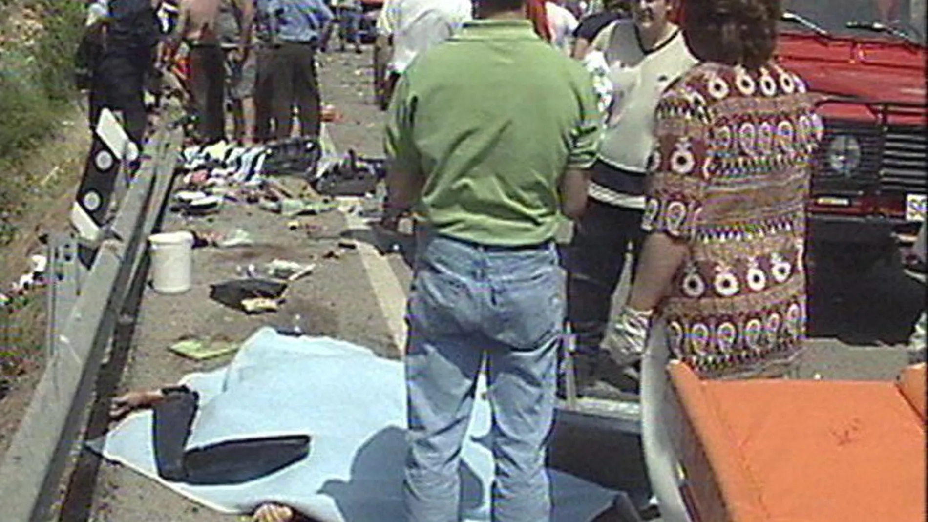 El cuerpo de uno de los fallecidos como consecuencia del accidente ocurrido en Golmayo (Soria), entre un autobus y un camión en la carretera N-122, pemanece tapado en la carretera.
