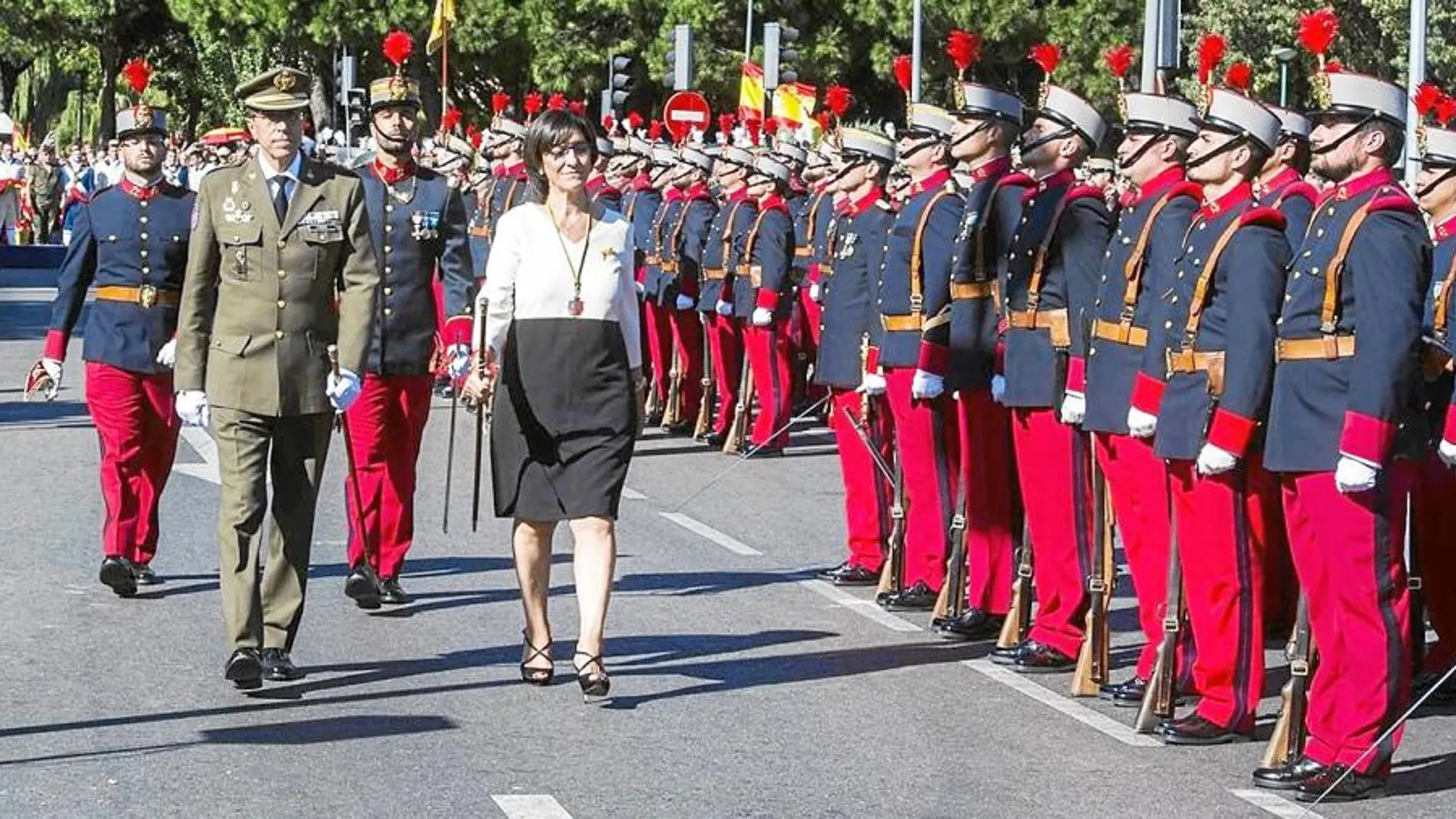 La alcaldesa de Pozuelo de Alarcón, Susana Pérez Quislant, pasa revista a la formación